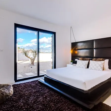 Lara's Dream Vacation In Luxury With Sea View, Surrounded By Nature *